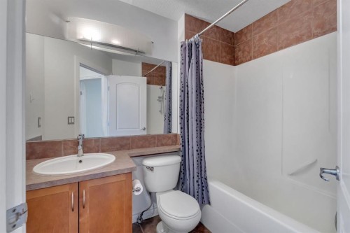 233-3111 34 Avenue Nw, Calgary, AB - Indoor Photo Showing Bathroom