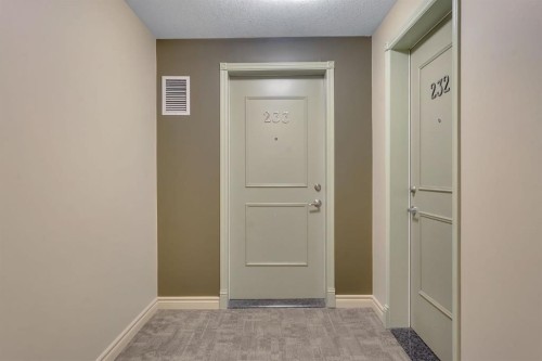 233-3111 34 Avenue Nw, Calgary, AB - Indoor Photo Showing Other Room