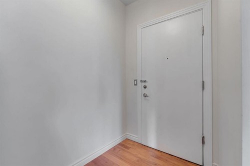 233-3111 34 Avenue Nw, Calgary, AB - Indoor Photo Showing Other Room