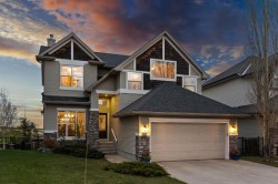 36 Discovery Ridge Court SW Calgary, AB T3H 4P8