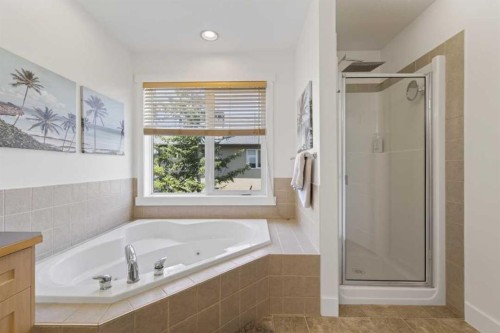 122 Discovery Ridge Way Sw, Calgary, AB - Indoor Photo Showing Bathroom