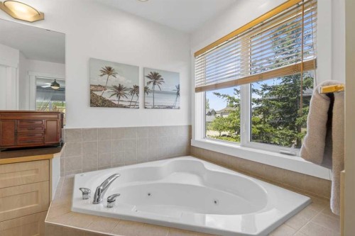 122 Discovery Ridge Way Sw, Calgary, AB - Indoor Photo Showing Bathroom