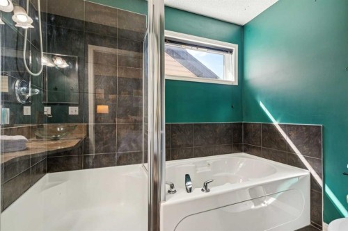 1807 New Brighton Drive Se, Calgary, AB - Indoor Photo Showing Bathroom