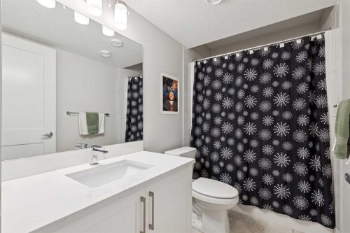 15 Larkspur Bend, Okotoks, AB 