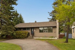 32 Gladeview Crescent SW Calgary, AB T3E 4X8