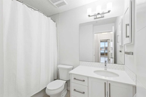 212-122 Mahogany Centre Se, Calgary, AB - Indoor Photo Showing Bathroom