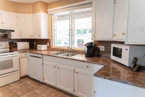 164 Huntford Road Ne, Calgary, AB - Indoor Photo Showing Kitchen With Double Sink