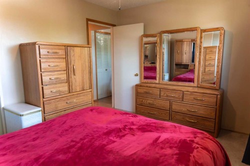 164 Huntford Road Ne, Calgary, AB - Indoor Photo Showing Bedroom