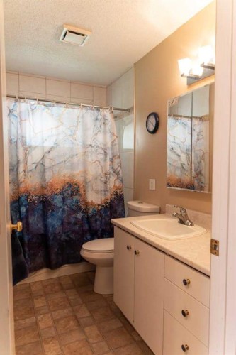164 Huntford Road Ne, Calgary, AB - Indoor Photo Showing Bathroom