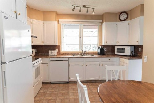 164 Huntford Road Ne, Calgary, AB - Indoor Photo Showing Kitchen With Double Sink