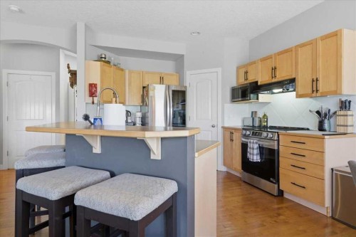 17 Bridlecrest Court Sw, Calgary, AB - Indoor Photo Showing Kitchen