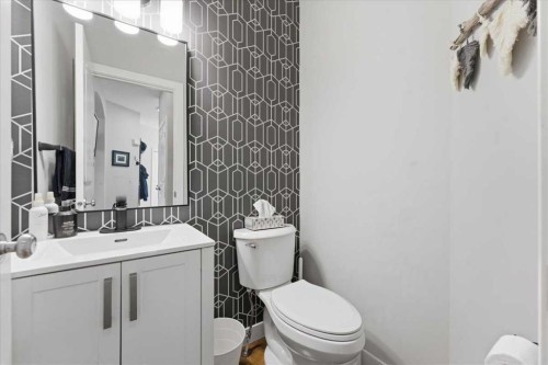 17 Bridlecrest Court Sw, Calgary, AB - Indoor Photo Showing Bathroom
