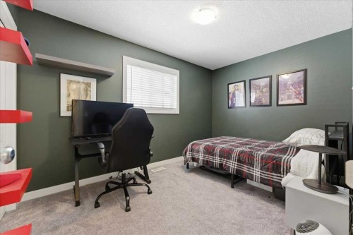 17 Bridlecrest Court Sw, Calgary, AB - Indoor Photo Showing Bedroom
