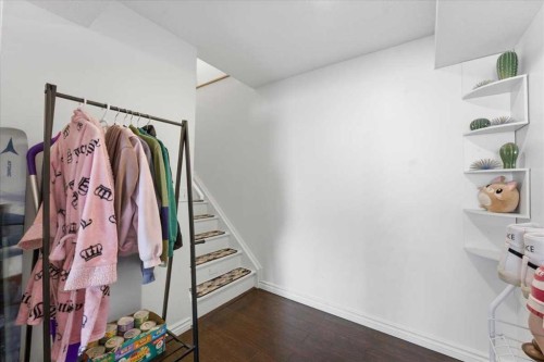 17 Bridlecrest Court Sw, Calgary, AB - Indoor