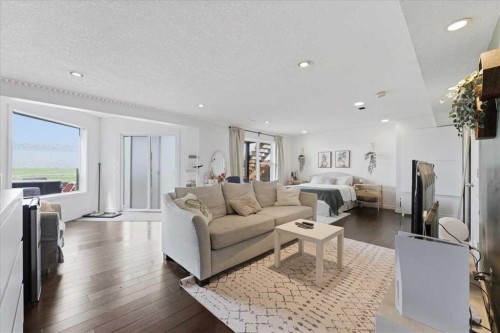 17 Bridlecrest Court Sw, Calgary, AB - Indoor Photo Showing Living Room