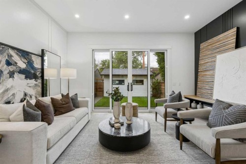 1807 Broadview Road Nw, Calgary, AB - Indoor Photo Showing Living Room