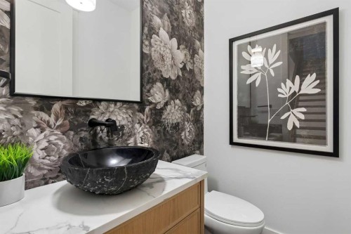 1807 Broadview Road Nw, Calgary, AB - Indoor Photo Showing Bathroom