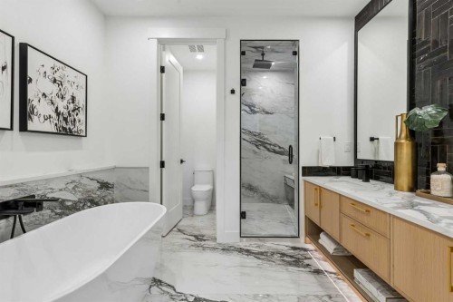 1807 Broadview Road Nw, Calgary, AB - Indoor Photo Showing Bathroom
