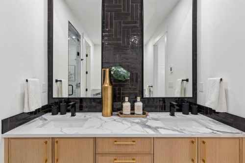1807 Broadview Road Nw, Calgary, AB - Indoor Photo Showing Bathroom