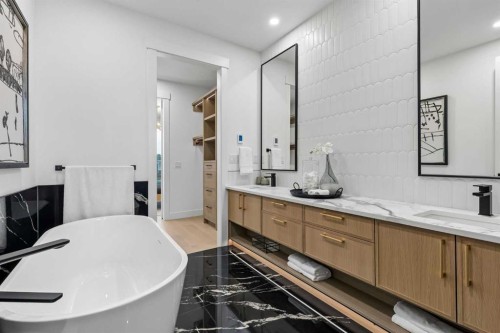 1807 Broadview Road Nw, Calgary, AB - Indoor Photo Showing Bathroom