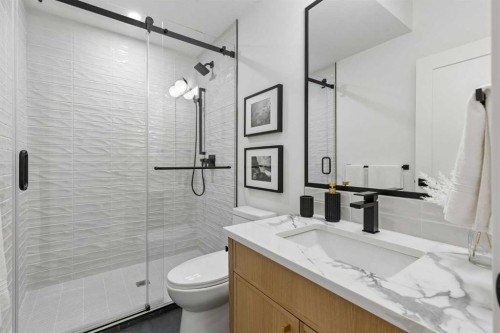 1807 Broadview Road Nw, Calgary, AB - Indoor Photo Showing Bathroom