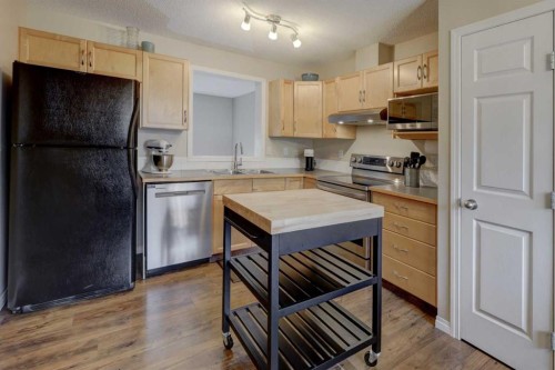 158 Everhollow Heights Sw, Calgary, AB - Indoor Photo Showing Kitchen