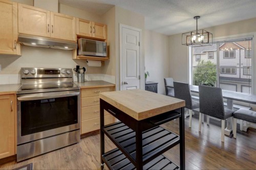 158 Everhollow Heights Sw, Calgary, AB - Indoor Photo Showing Kitchen