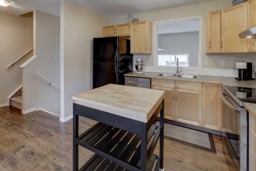 158 Everhollow Heights Sw, Calgary, AB - Indoor Photo Showing Kitchen With Double Sink