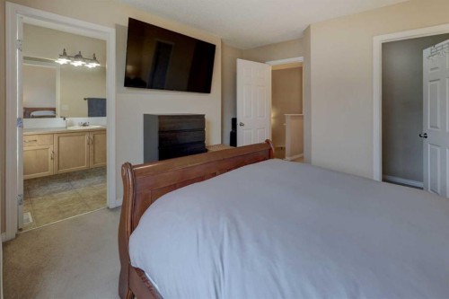 158 Everhollow Heights Sw, Calgary, AB - Indoor Photo Showing Bedroom