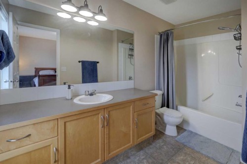 158 Everhollow Heights Sw, Calgary, AB - Indoor Photo Showing Bathroom