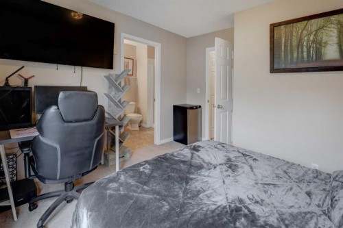 158 Everhollow Heights Sw, Calgary, AB - Indoor Photo Showing Bedroom