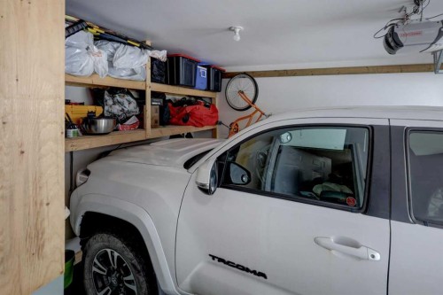 158 Everhollow Heights Sw, Calgary, AB - Indoor Photo Showing Garage