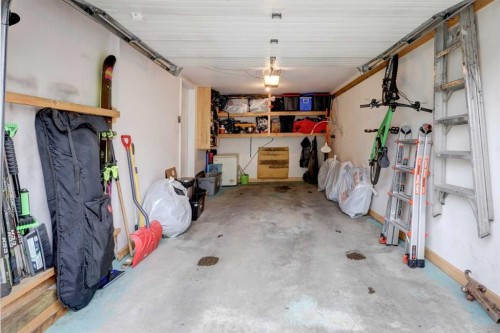 158 Everhollow Heights Sw, Calgary, AB - Indoor Photo Showing Garage