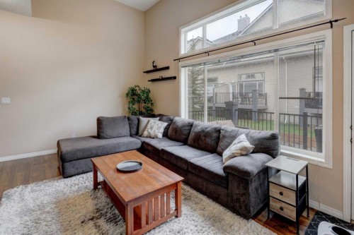 158 Everhollow Heights Sw, Calgary, AB - Indoor Photo Showing Living Room