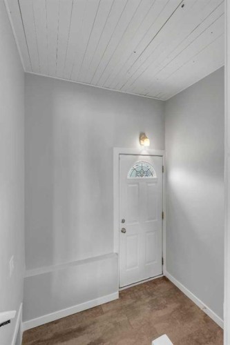 5203 Memorial Drive Se, Calgary, AB - Indoor Photo Showing Other Room