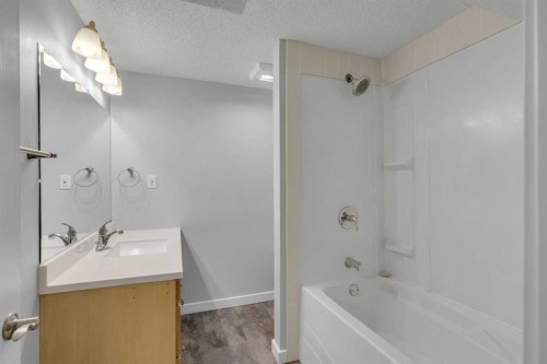 5203 Memorial Drive Se, Calgary, AB - Indoor Photo Showing Bathroom