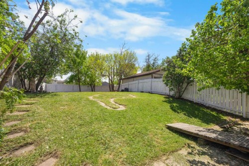 41 Castleglen Road Ne, Calgary, AB - Outdoor