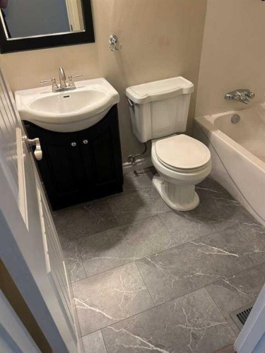10629 104 Avenue, Grande Cache, AB - Indoor Photo Showing Bathroom