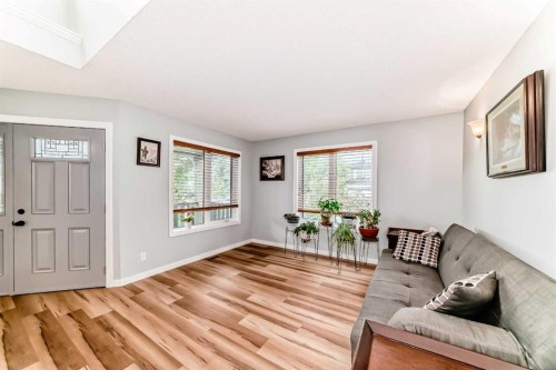 167 Fairways Close Nw, Airdrie, AB - Indoor Photo Showing Living Room
