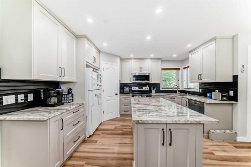 167 Fairways Close Nw, Airdrie, AB - Indoor Photo Showing Kitchen With Upgraded Kitchen