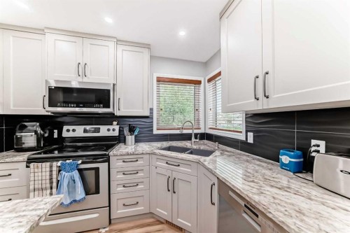 167 Fairways Close Nw, Airdrie, AB - Indoor Photo Showing Kitchen With Upgraded Kitchen