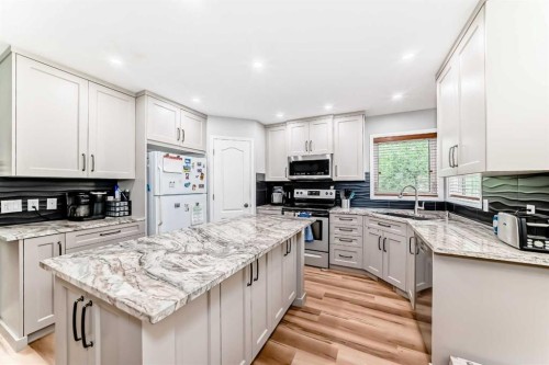 167 Fairways Close Nw, Airdrie, AB - Indoor Photo Showing Kitchen With Upgraded Kitchen