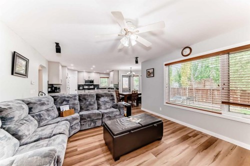 167 Fairways Close Nw, Airdrie, AB - Indoor Photo Showing Living Room