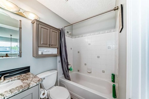 167 Fairways Close Nw, Airdrie, AB - Indoor Photo Showing Bathroom
