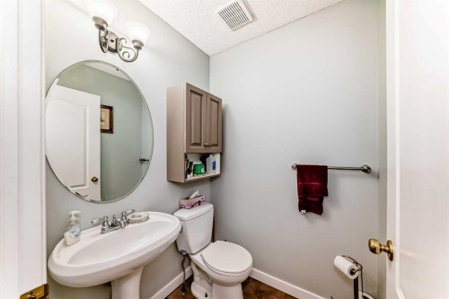 167 Fairways Close Nw, Airdrie, AB - Indoor Photo Showing Bathroom