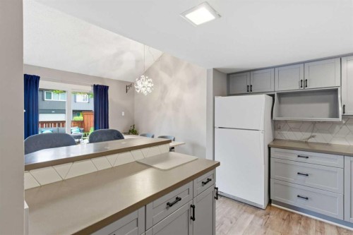 57-2225 Oakmoor Drive Sw, Calgary, AB - Indoor Photo Showing Kitchen