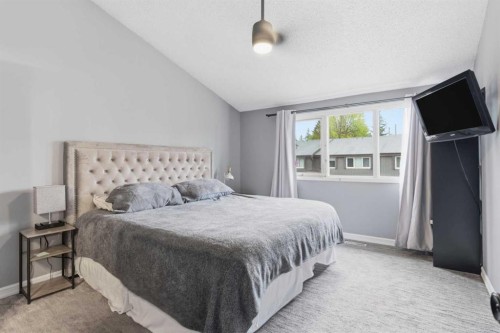 57-2225 Oakmoor Drive Sw, Calgary, AB - Indoor Photo Showing Bedroom