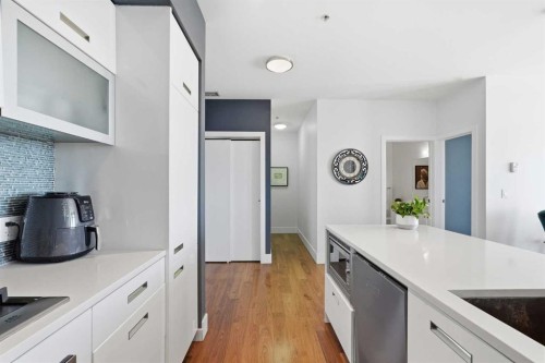 406-2505 17 Avenue Sw, Calgary, AB - Indoor Photo Showing Kitchen With Upgraded Kitchen