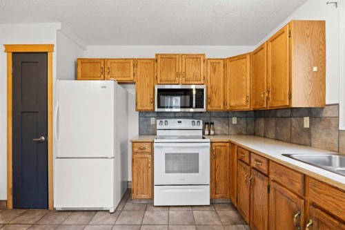 159 Shawinigan Drive Sw, Calgary, AB - Indoor Photo Showing Kitchen