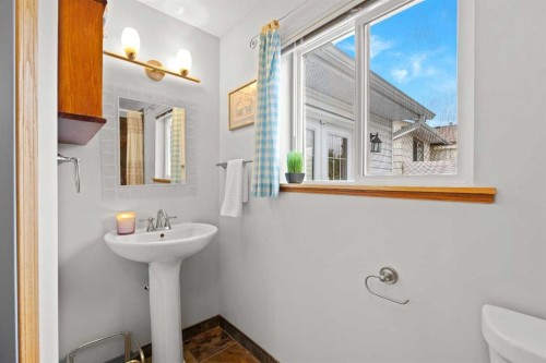 159 Shawinigan Drive Sw, Calgary, AB - Indoor Photo Showing Bathroom